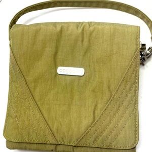 Vintage women’s Baggallini crossbody or hand bag with multiple pockets.